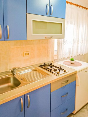 Frigorifero, microonde, piano cottura, macchina per tè/caffè