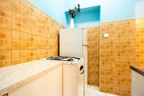 Kylskåp, mikrovågsugn, spishäll och grytor/köksredskap