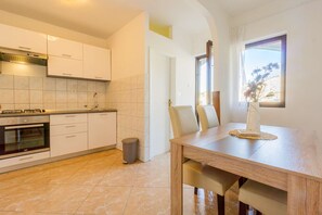 Fridge, oven, stovetop - Apartment with sea view, free WiFi and free parking (Metajna)