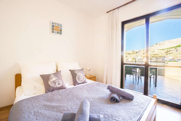 1 bedroom, WiFi, bed sheets - Apartment with sea view, free WiFi and free parking (Metajna)