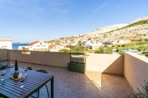 Outdoor dining - Apartment with sea view, free WiFi and free parking (Metajna)