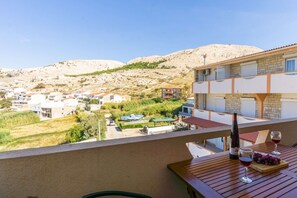 Outdoor dining - Apartment with sea view, free WiFi and free parking (Metajna)