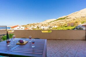 Outdoor dining - Apartment with sea view, free WiFi and free parking (Metajna)