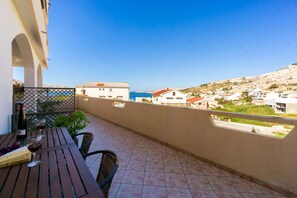 Outdoor dining - Apartment with sea view, free WiFi and free parking (Metajna)