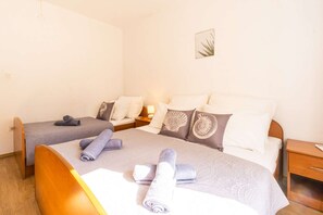 1 bedroom, WiFi, bed sheets - Apartment with sea view, free WiFi and free parking (Metajna)