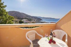 Outdoor dining - Beautiful apartment with sea view and private parking (Metajna)