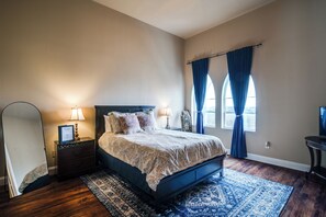Enkelrum - 1 queensize-säng | Strykjärn/strykbräda, gratis wi-fi och sängkläder