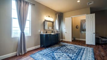 Single Room, 1 Queen Bed with Sofa bed | Bathroom | Hair dryer, towels, soap, shampoo