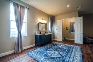 Single Room, 1 Queen Bed with Sofa bed | Bathroom | Hair dryer, towels, soap, shampoo