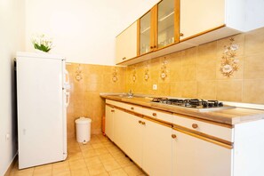 Kylskåp, spishäll och grytor/köksredskap