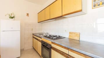 Fridge, oven, stovetop, cookware/dishes/utensils