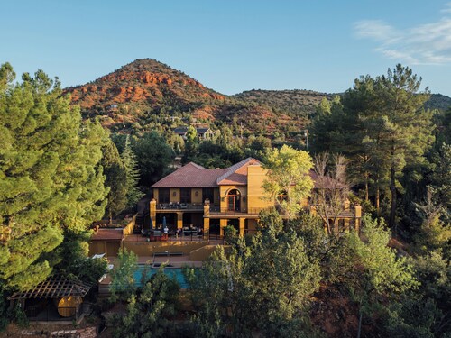 8BR Creekside Estate - Pool, Sauna & Stargazing Dome