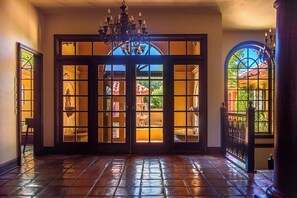 Interior - Como in Sedona: Oak Creek Estate w/ Pool, Fire Pit, Putting Green, Hot Tub, 8BR! (Sedona)