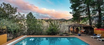 Creekside Estate w/ Stargazing Dome, Pool & Sauna