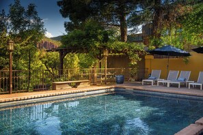 Outdoor pool, a heated pool - Como in Sedona: Oak Creek Estate w/ Pool, Fire Pit, Putting Green, Hot Tub, 8BR! (Sedona)