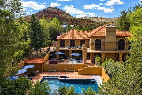 Creekside Estate w/ Stargazing Dome, Pool & Sauna