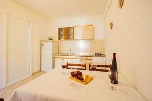Fridge, stovetop, cookware/dishes/utensils - Apartment with free WiFi and free parking (Metajna)