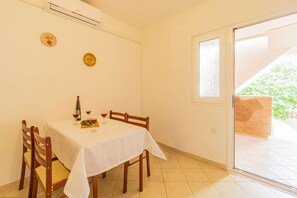 Dining - Apartment with free WiFi and free parking (Metajna)