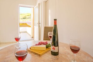 Dining - Apartment with free WiFi and free parking (Metajna)