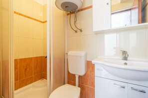 Shower, towels - Apartment with free WiFi and free parking (Metajna)