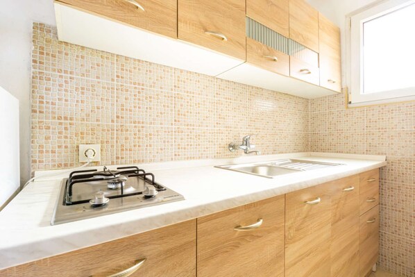 Kylskåp, spishäll och grytor/köksredskap