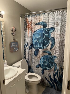 Dusch, hårtork, handdukar och toalettpapper