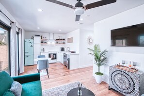 Smart TV - Adorable New Mid-City Casita (Los Angeles)