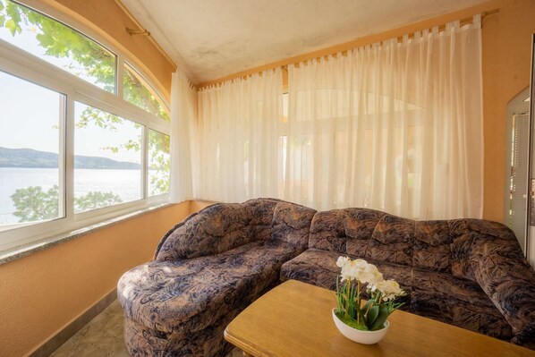 TV - Apartment right on the sea, buoy and seaview (Metajna)