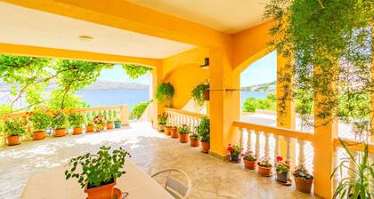 Apartment right on the sea, buoy and seaview