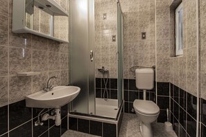 Chuveiro, toalhas de banho