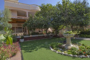 Property grounds - Studio-Apartment near the beach (20m), terrace with garden view (Metajna)