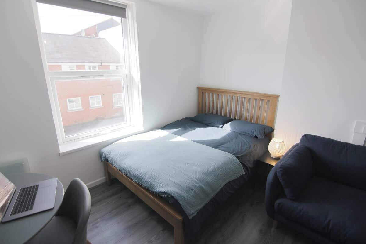 Iron/ironing board, free WiFi, bed sheets