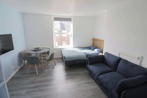 TV, offices - Beautiful 1 Bedroom Central Flat (Royal Leamington Spa)
