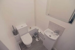 Shower, hair dryer, towels - Beautiful 1 Bedroom Central Flat (Royal Leamington Spa)