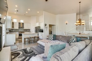 TV, caminetto, lettore DVD, libri