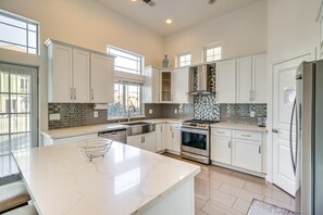 Frigorifero, microonde, piano cottura, lavastoviglie