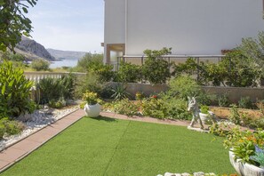 Property grounds - Apartment with sea view, near the beach (20m) (Metajna)