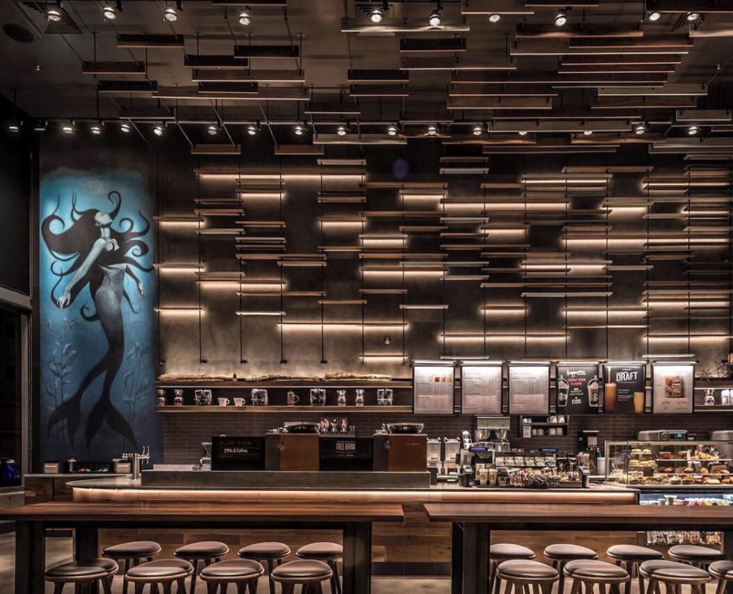 Un Starbucks moderne avec un bar et des places assises.