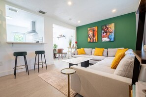 TV - HOUSE WITH A HOT TUB ! ONLY 10 MINS TO THE BEACH (Biscayne Park)