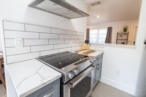 Fridge, coffee/tea maker, cookware/dishes/utensils - HOUSE WITH A HOT TUB ! ONLY 10 MINS TO THE BEACH (Biscayne Park)