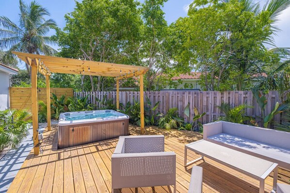 Outdoor spa tub
