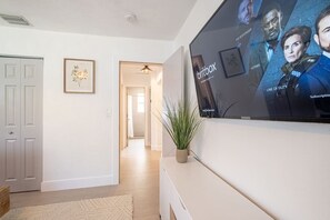 Interior - HOUSE WITH A HOT TUB ! ONLY 10 MINS TO THE BEACH (Biscayne Park)