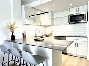 Refrigerador, microondas, lavavajillas, cafetera/tetera