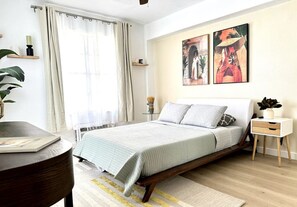 1 habitación, escritorio, tabla de planchar con plancha y wifi
