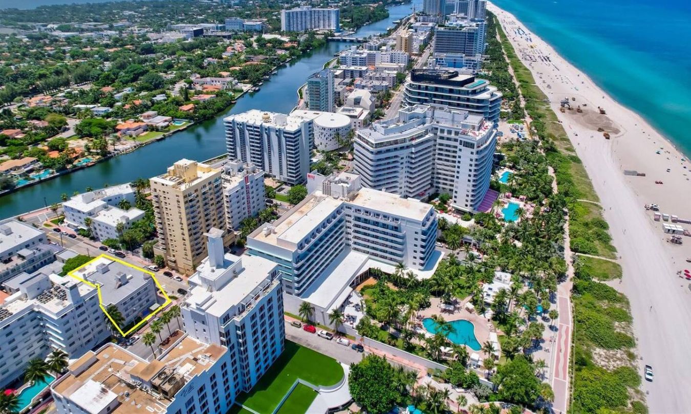 Un paysage urbain côtier avec de hauts immeubles, une rivière et une plage.