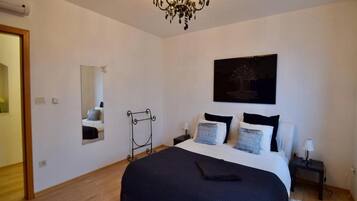 6 bedrooms, iron/ironing board, WiFi, bed sheets
