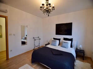 6 bedrooms, iron/ironing board, Internet, bed sheets