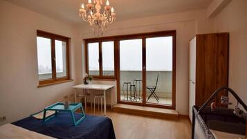 6 bedrooms, iron/ironing board, internet, bed sheets