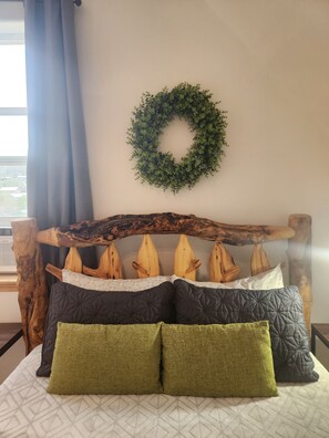 3 soverom, skrivebord, strykejern/-brett og reiseseng for barn