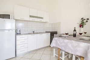 ثلاجة، ميكروويف، فرن، موقد طهي مسطح